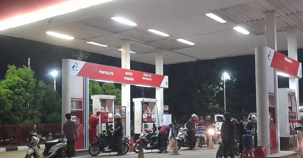 Antrean kendaraan memuncak di SPBU Jakarta jelang April 2026