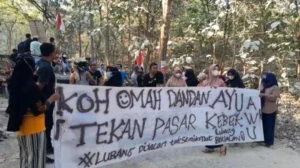 Jalan Rusak Pati Ditanami Pisang - Protes Warga Kayen!