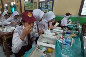 Makan Bergizi Gratis Disetop? Kantin SD Laris Manis!