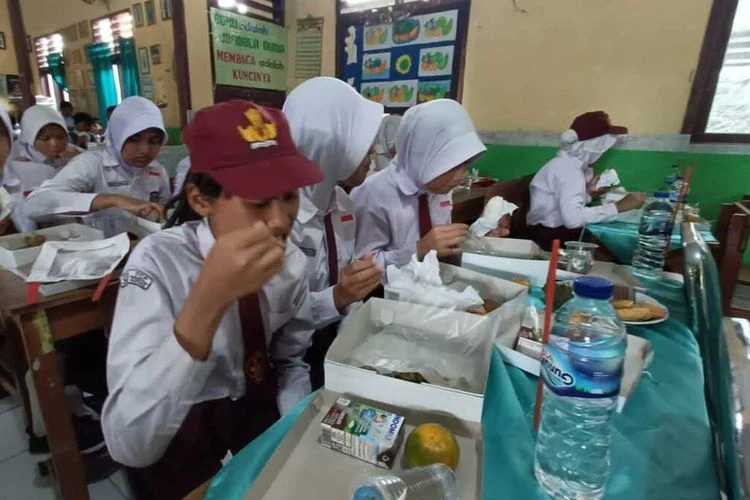 Makan Bergizi Gratis Disetop? Kantin SD Laris Manis!