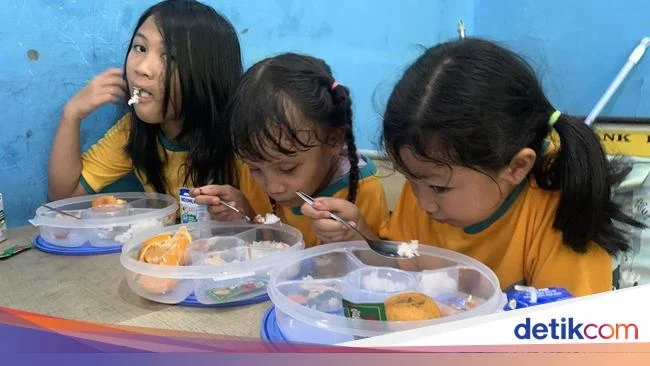 Pembagian Makan Bergizi Gratis 5 Hari Hemat Rp 20 Triliun
