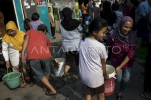 Antrean Aldi's Burger Membludak Picu Aksi Siram Air Warga