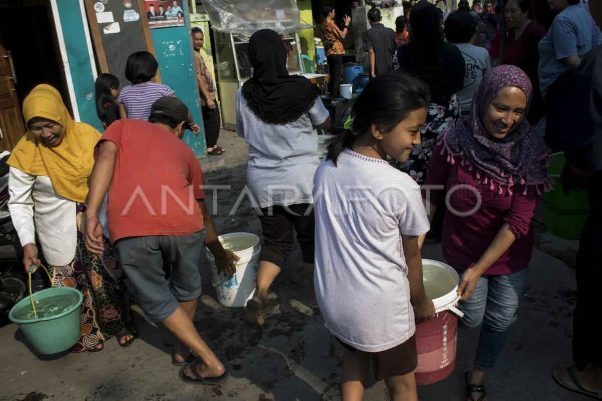 Antrean Aldi's Burger Membludak Picu Aksi Siram Air Warga