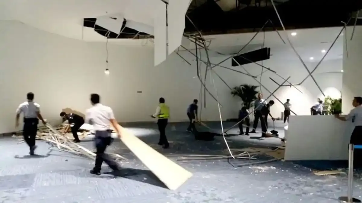 Atap Terminal 3 Bandara Soekarno-Hatta Ambrol Saat Hujan Lebat