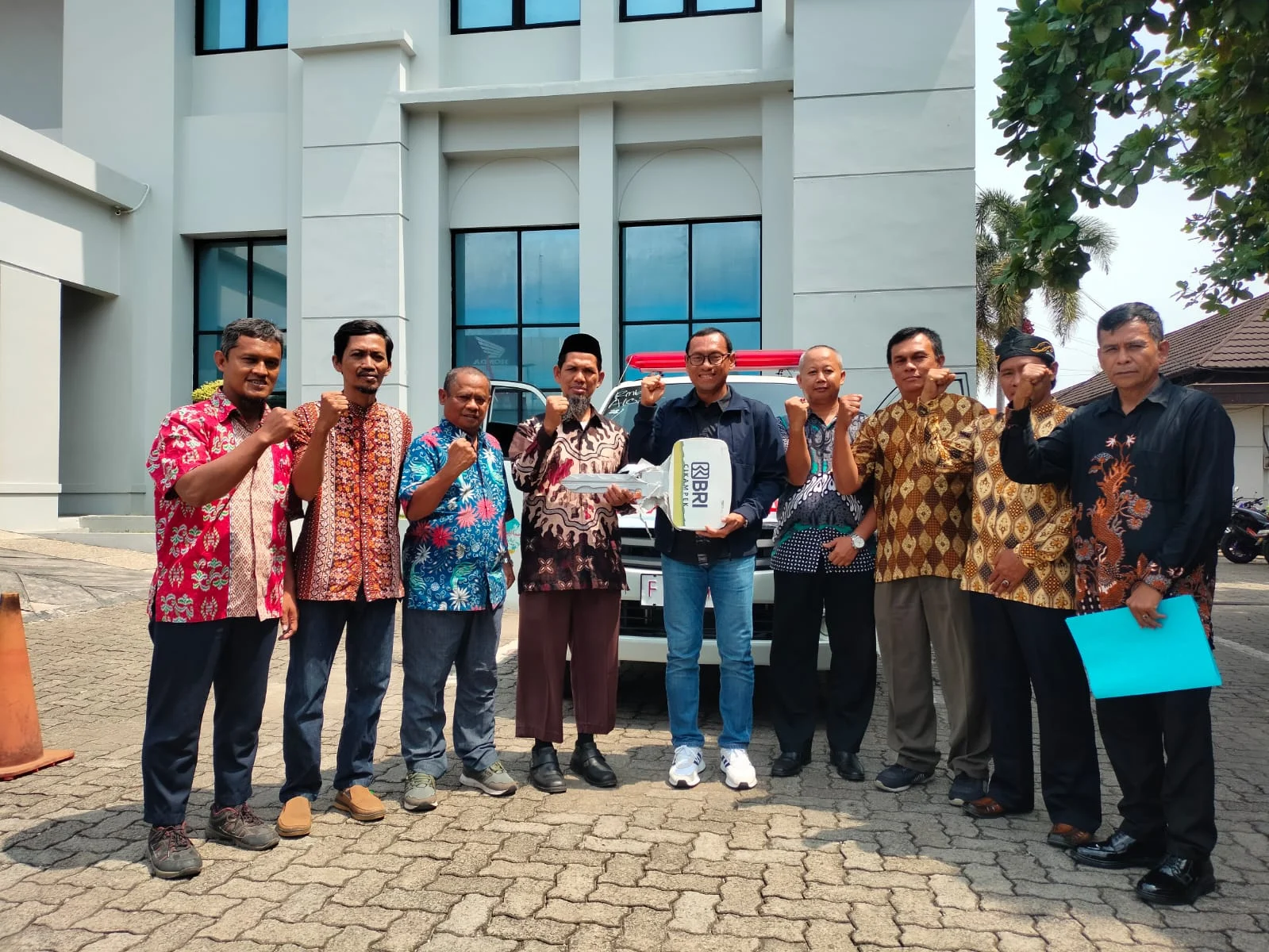 Bank Jatim Serahkan CSR Mobil Ambulans untuk Warga Nganjuk
