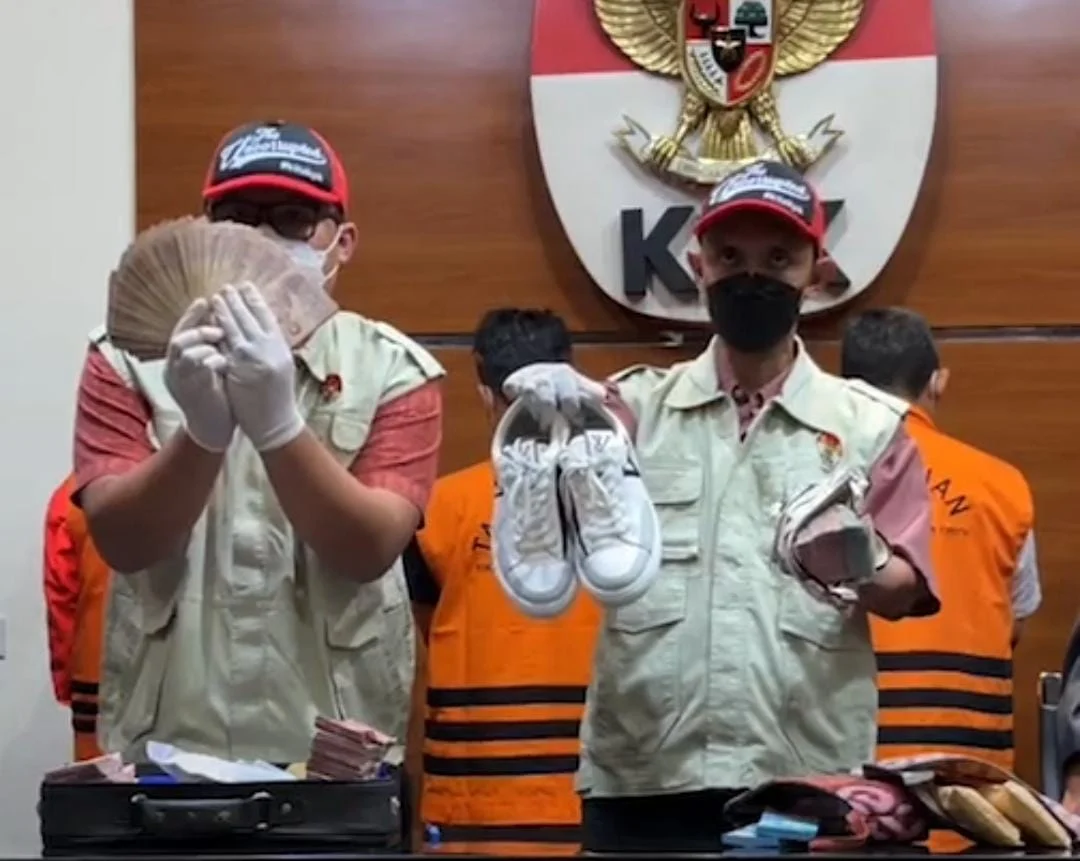 Bukti Pemerasan Bupati Tulungagung: Sepatu LV dan Uang 335,5 Juta