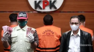 Bupati Tulungagung Tersangka Pemerasan Gunakan Rompi Oranye