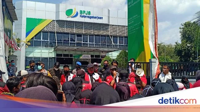 Buruh PT Pakerin Protes BPJS Kesehatan Nonaktif, Ratusan Pekerja Geruduk Kantor Mojokerto