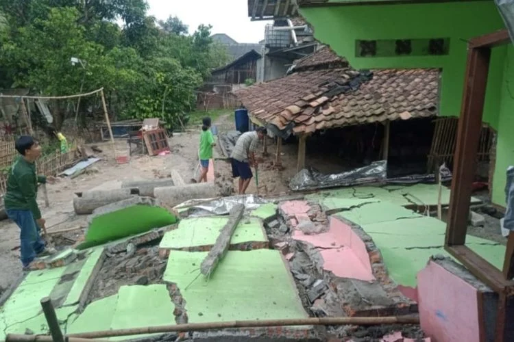 Empat Rumah di Bantaran Kali Cikarang Rusak Akibat Longsor
