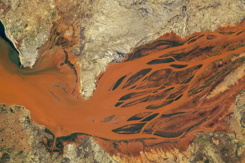 iPhone 17 Pro Max Abadikan Bumi dari Luar Angkasa dalam Misi Artemis II