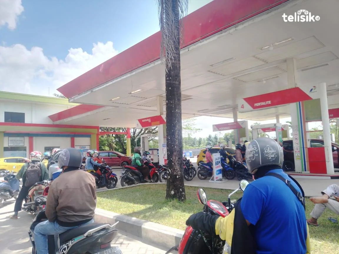 Kabar BBM batal naik, SPBU jakarta tetap penuh antrean