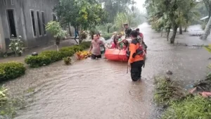 Perahu Karet Warga Aceh Utara Menembus Isolasi Banjir 2026