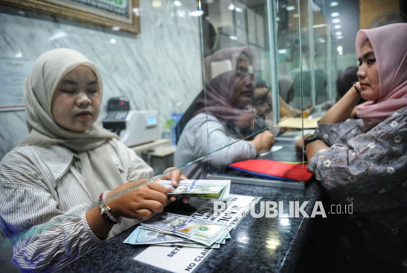Rupiah bertahan di level Rp17 ribuan akibat konflik Timur Tengah
