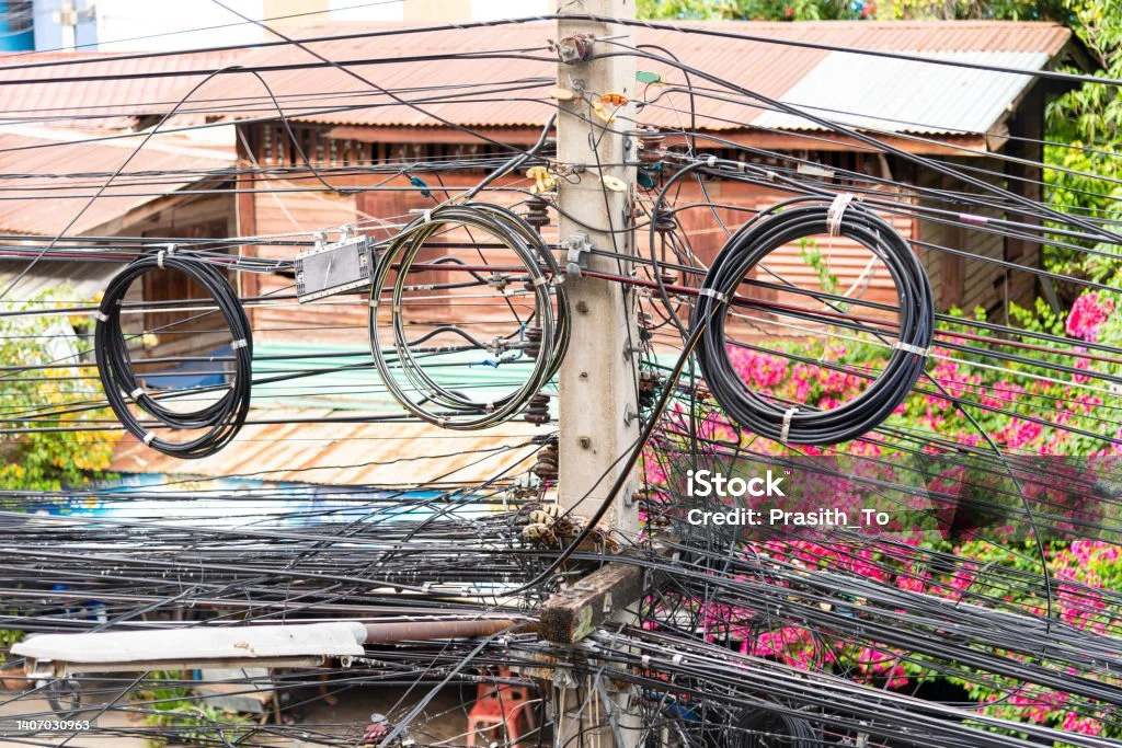 Tiang listrik ambruk di Jakbar akibat beban kabel optik berlebih